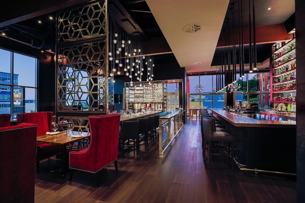 Otl Gouverneur Шербрук Экстерьер фото The bar at the 360° Sky Lounge