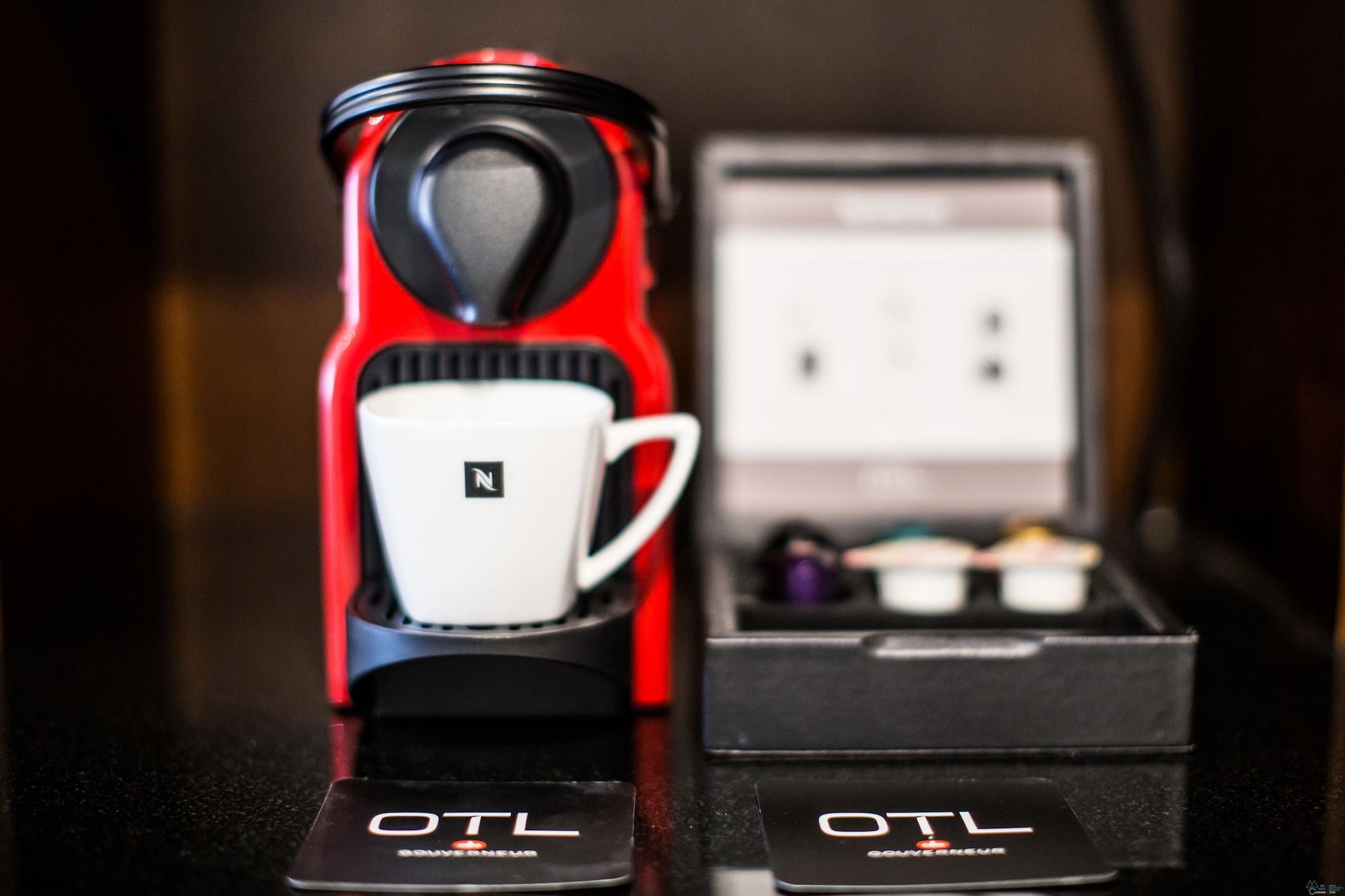 Otl Gouverneur Шербрук Экстерьер фото A Nespresso Inissia machine
