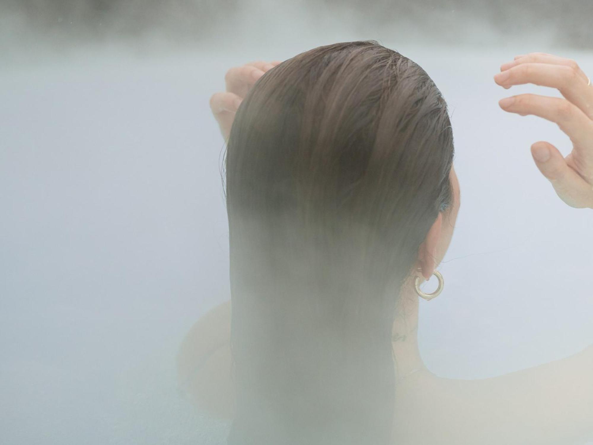 Otl Gouverneur Шербрук Экстерьер фото A woman in a shower