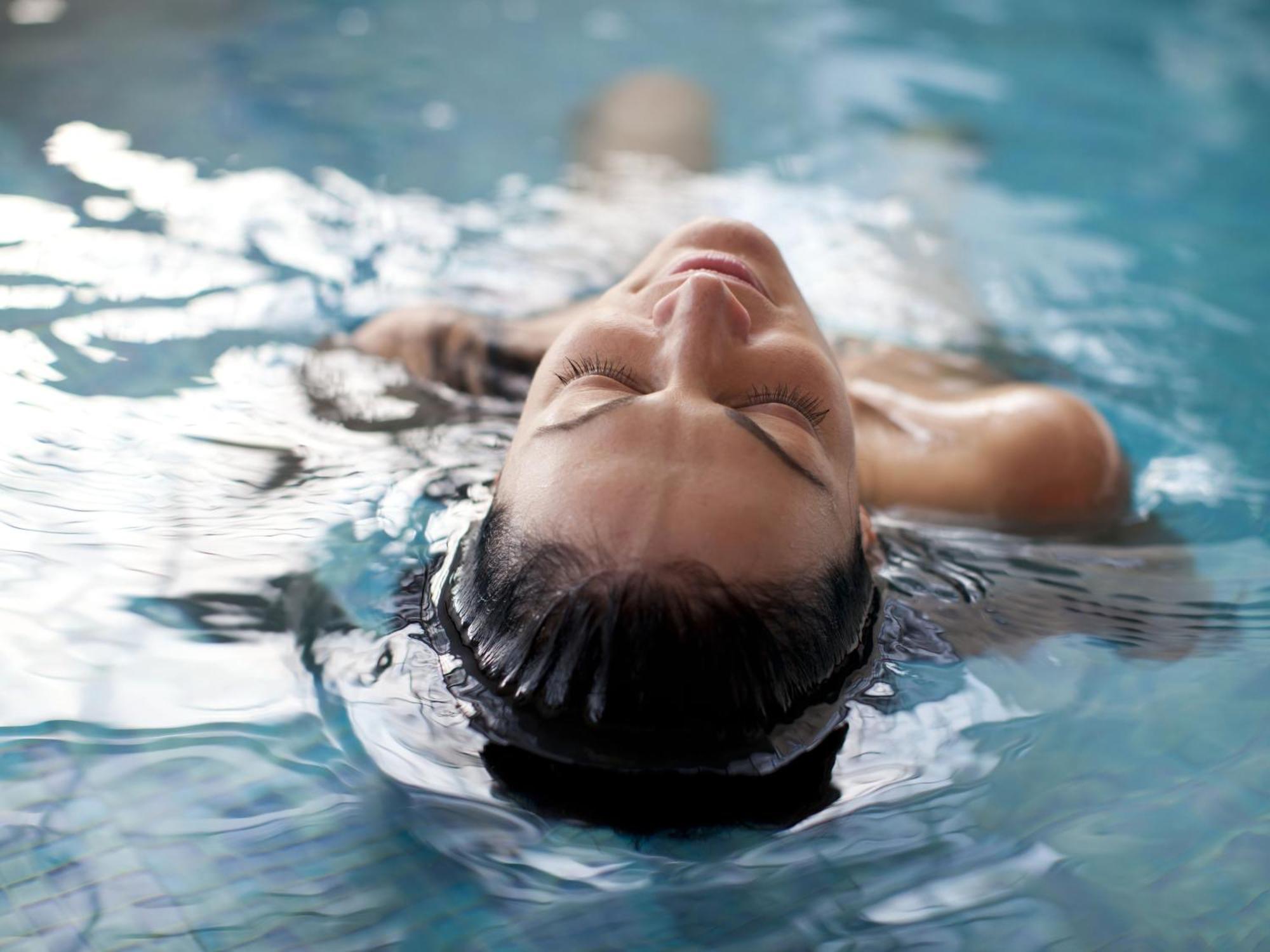 Otl Gouverneur Шербрук Экстерьер фото A woman floating in water