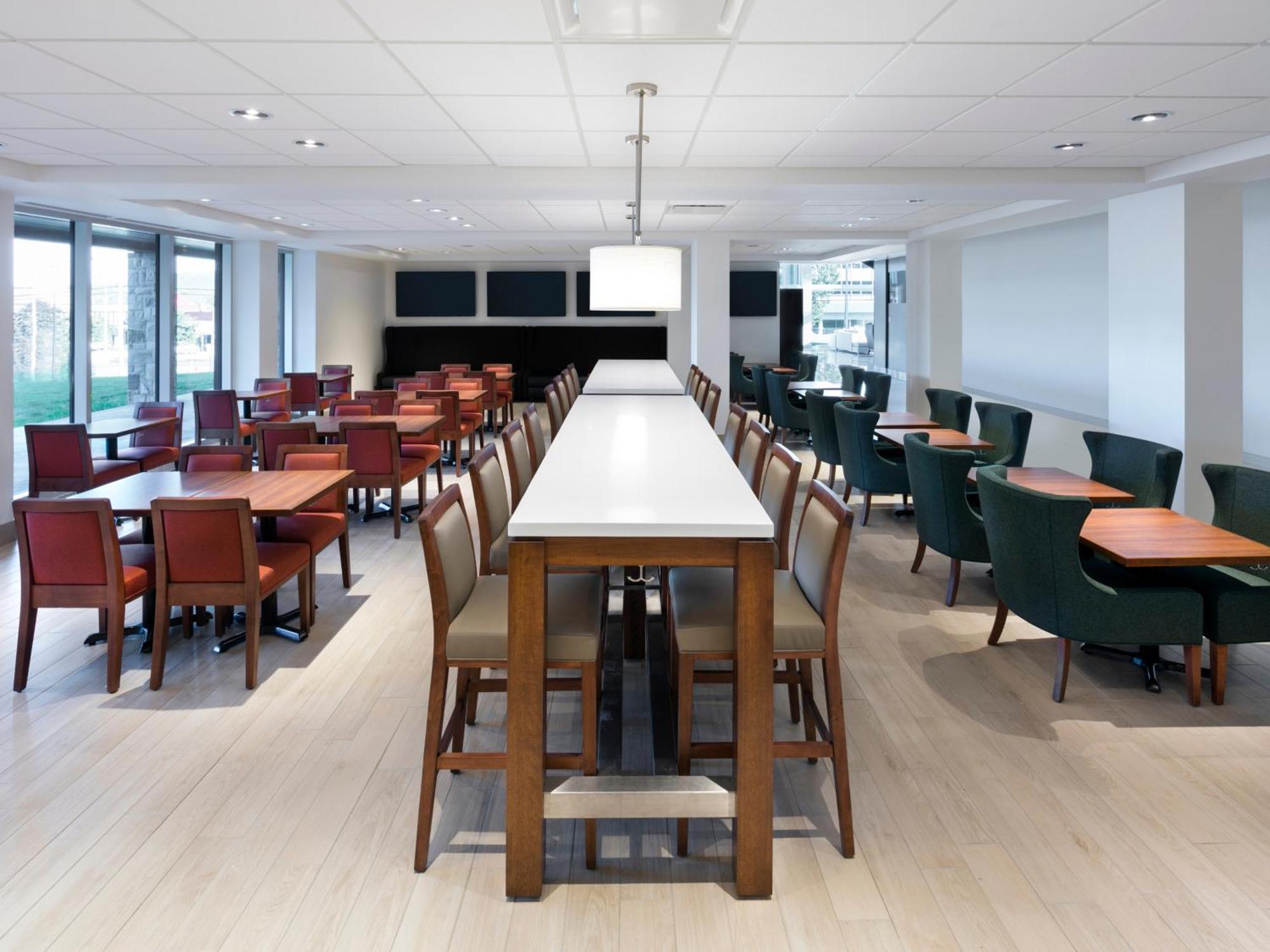 Otl Gouverneur Шербрук Экстерьер фото The dining room at the new residence hall