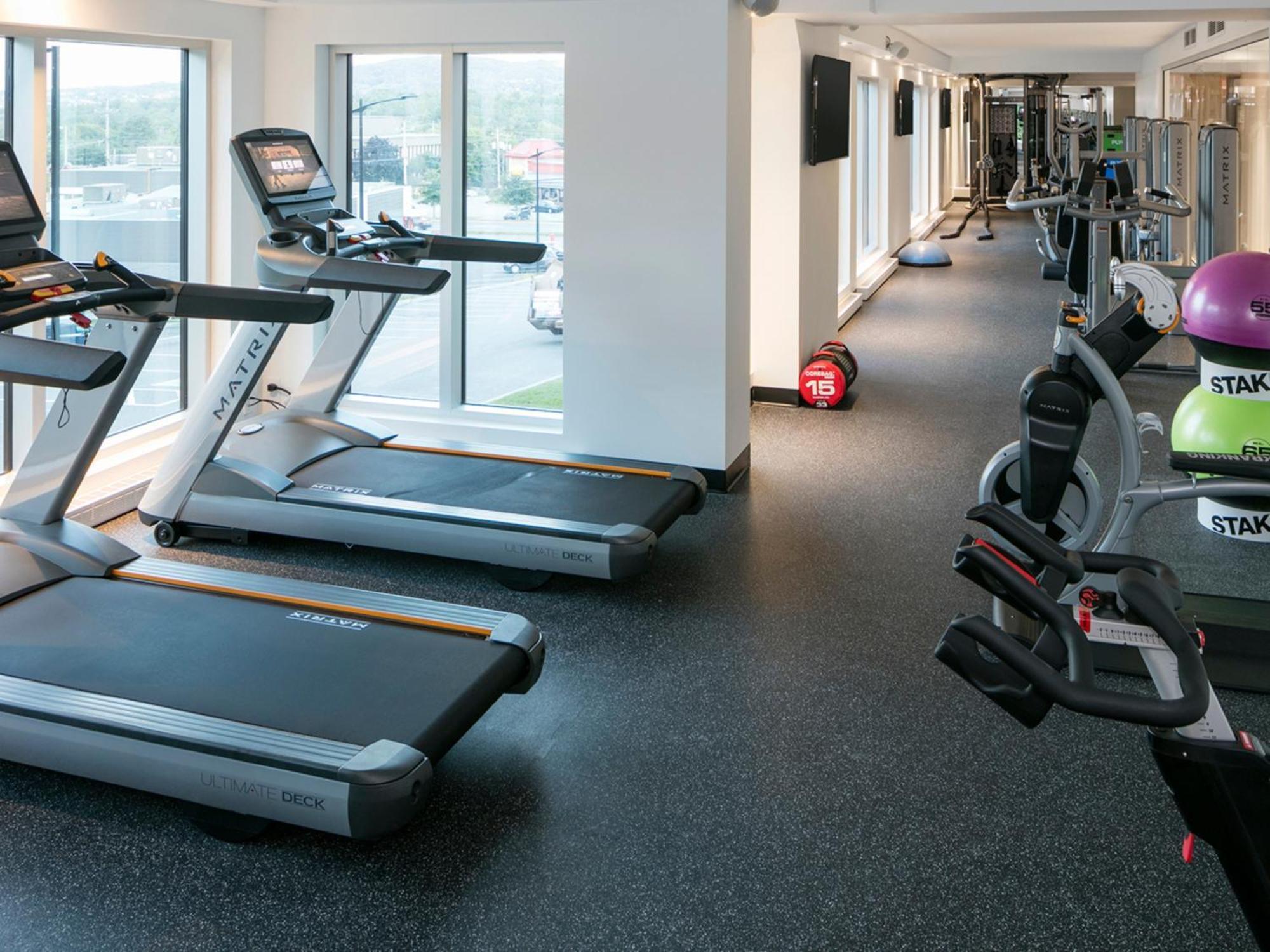 Otl Gouverneur Шербрук Экстерьер фото The gym at the hotel