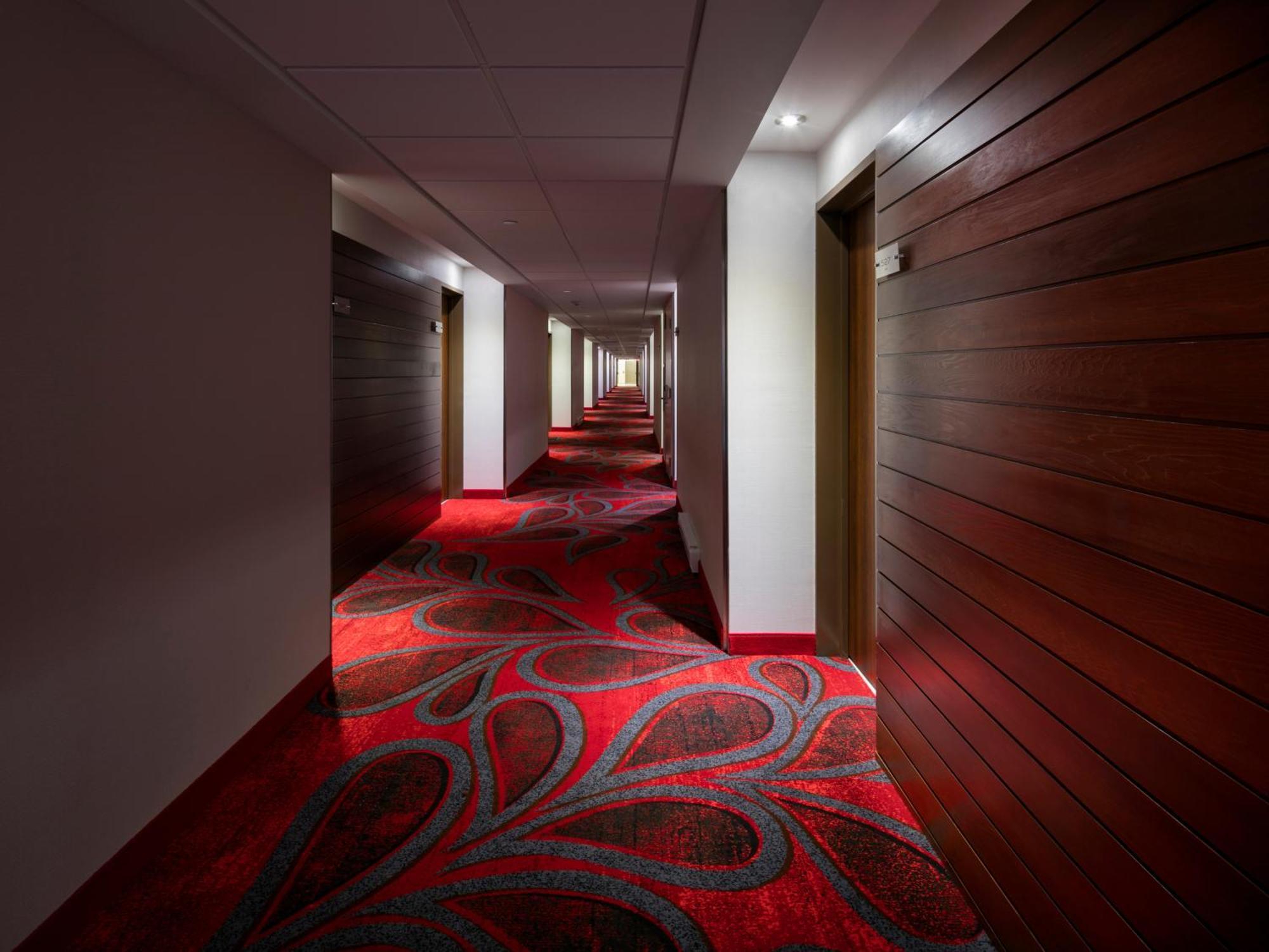 Otl Gouverneur Шербрук Экстерьер фото A corridor at the hotel