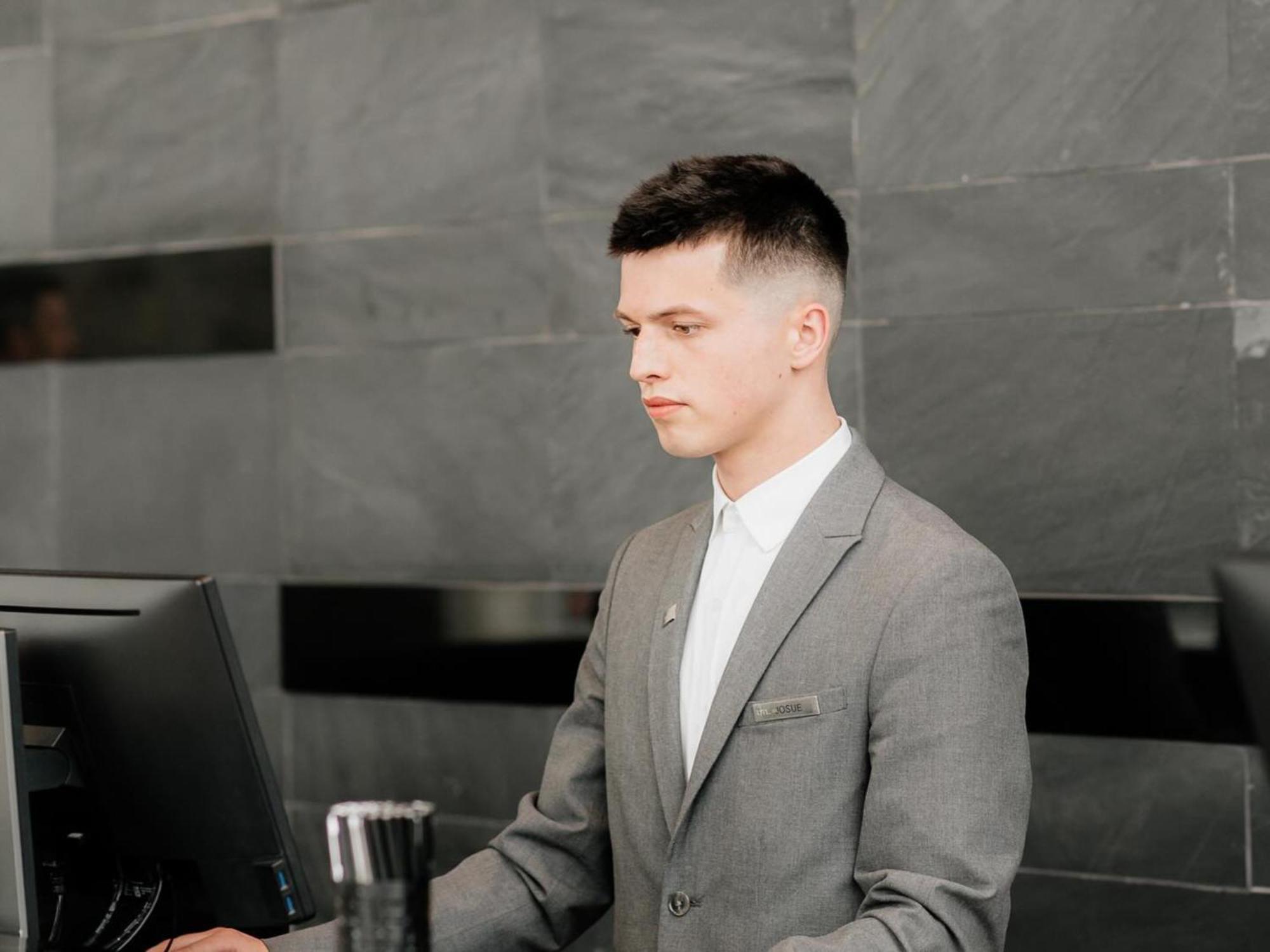 Otl Gouverneur Шербрук Экстерьер фото A man with a fade haircut