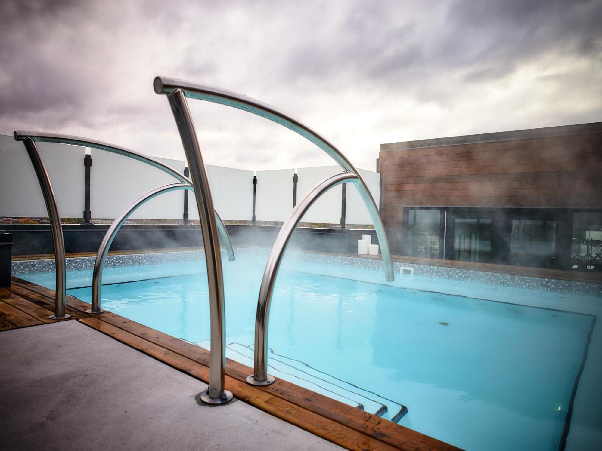 Otl Gouverneur Шербрук Экстерьер фото The rooftop pool at the hotel