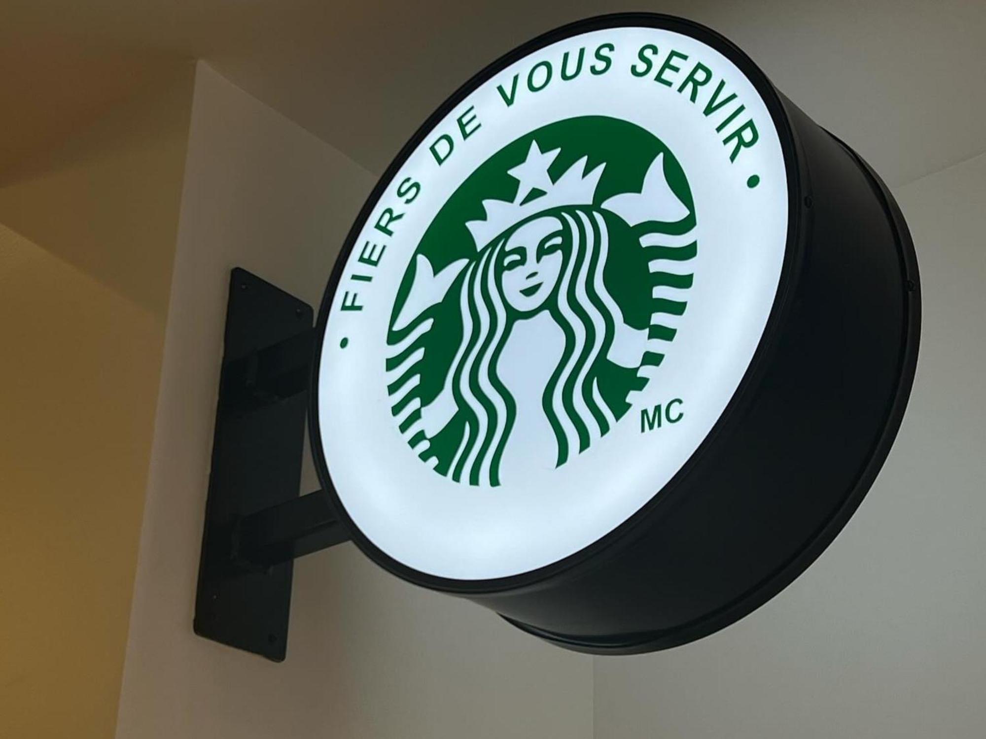 Otl Gouverneur Шербрук Экстерьер фото Starbucks in Paris