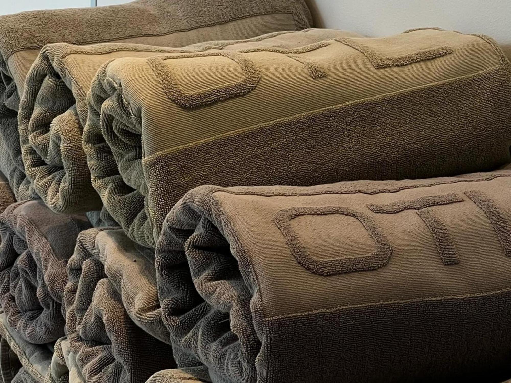 Otl Gouverneur Шербрук Экстерьер фото A stack of rolled up futons