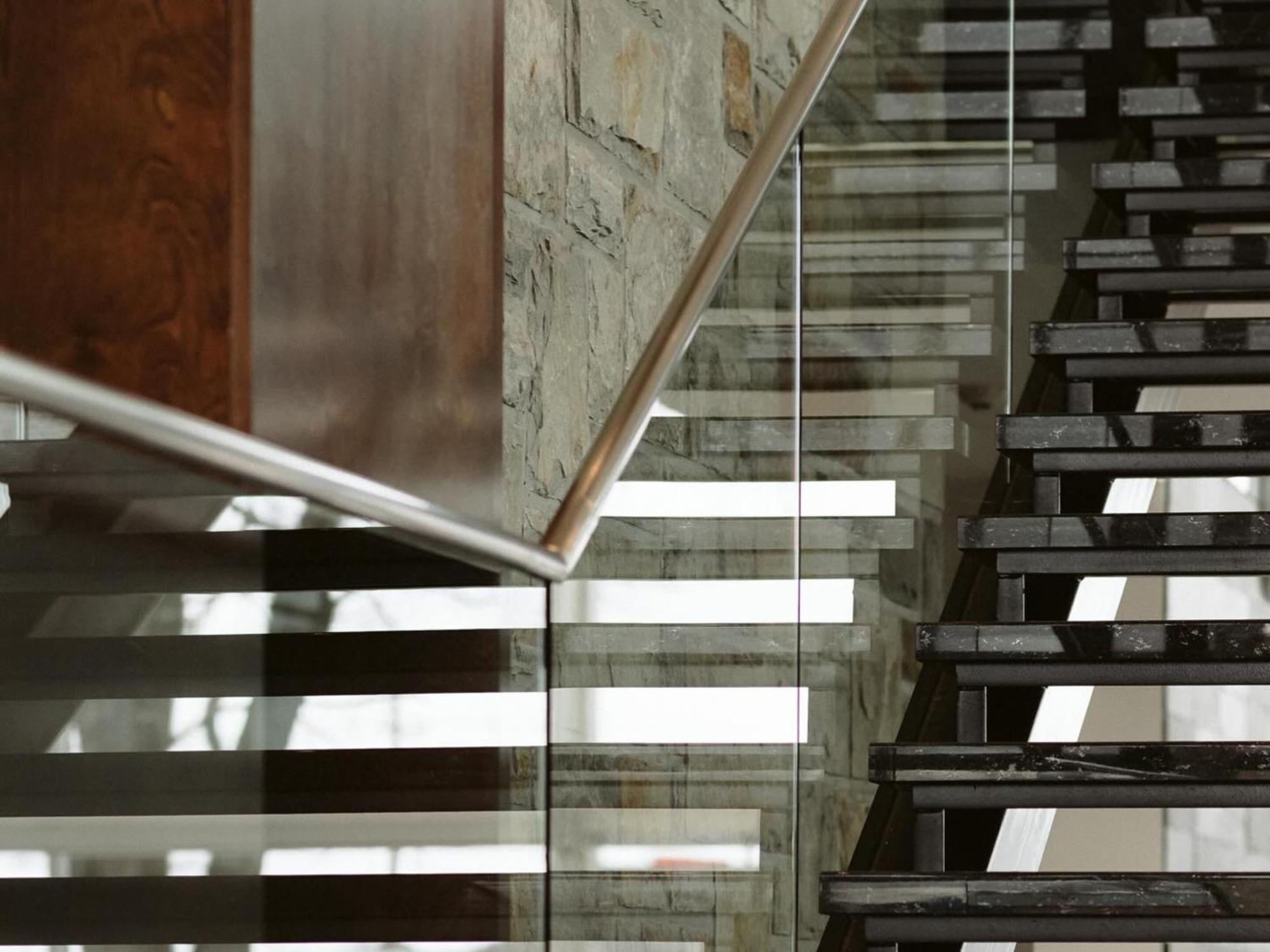 Otl Gouverneur Шербрук Экстерьер фото A glass balustrade