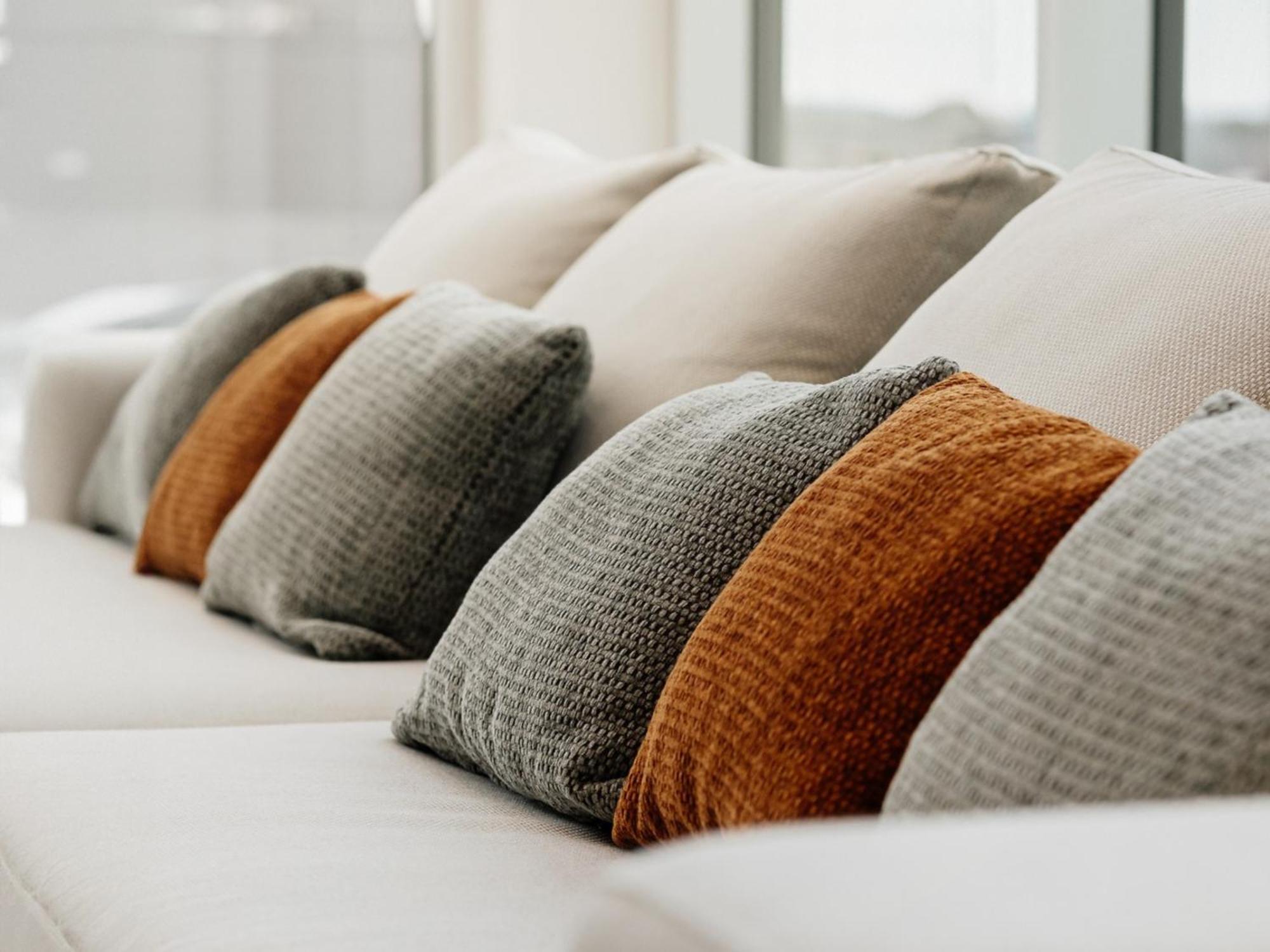 Otl Gouverneur Шербрук Экстерьер фото Cushions on a sofa