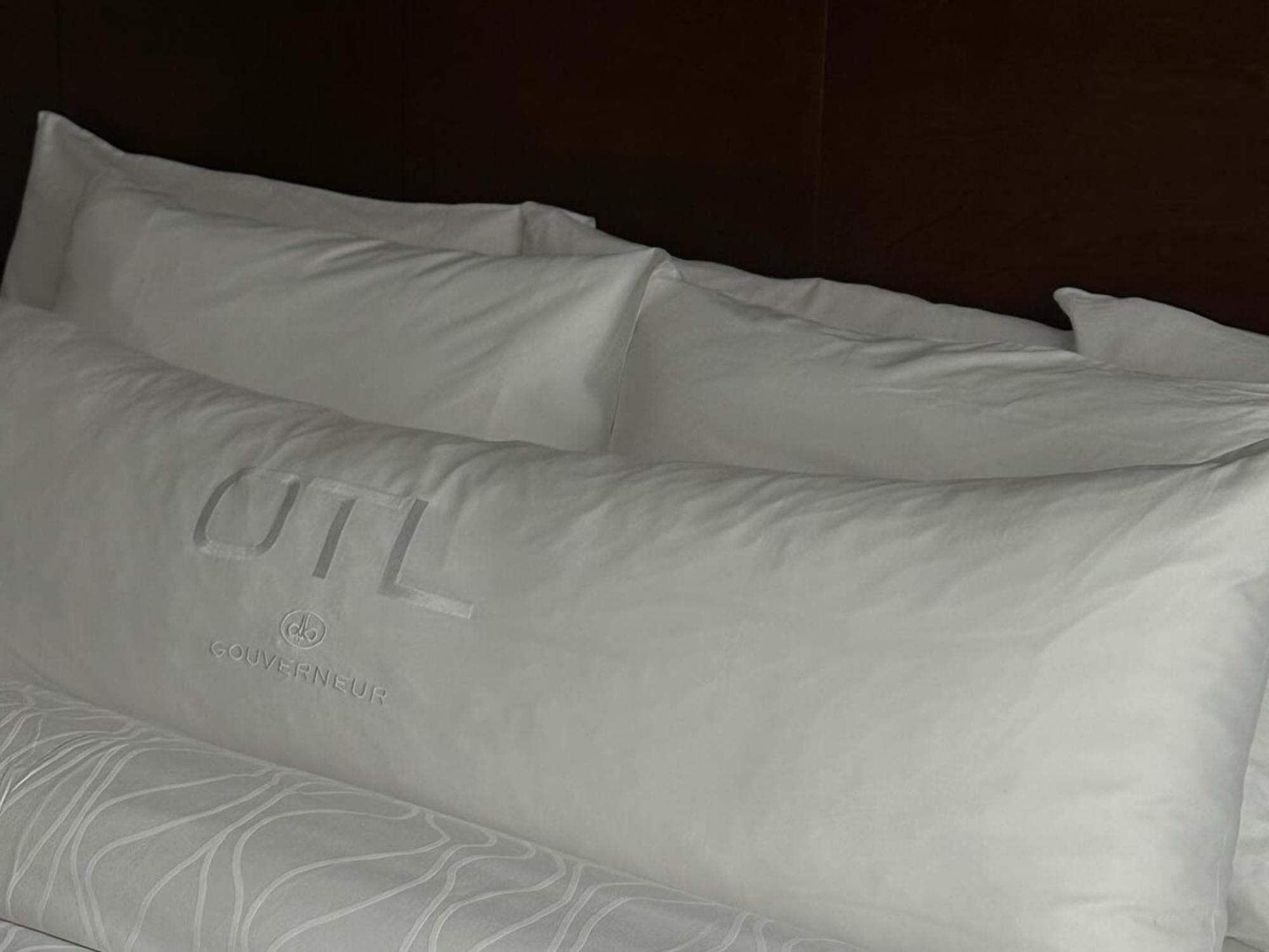 Otl Gouverneur Шербрук Экстерьер фото A pillowcase