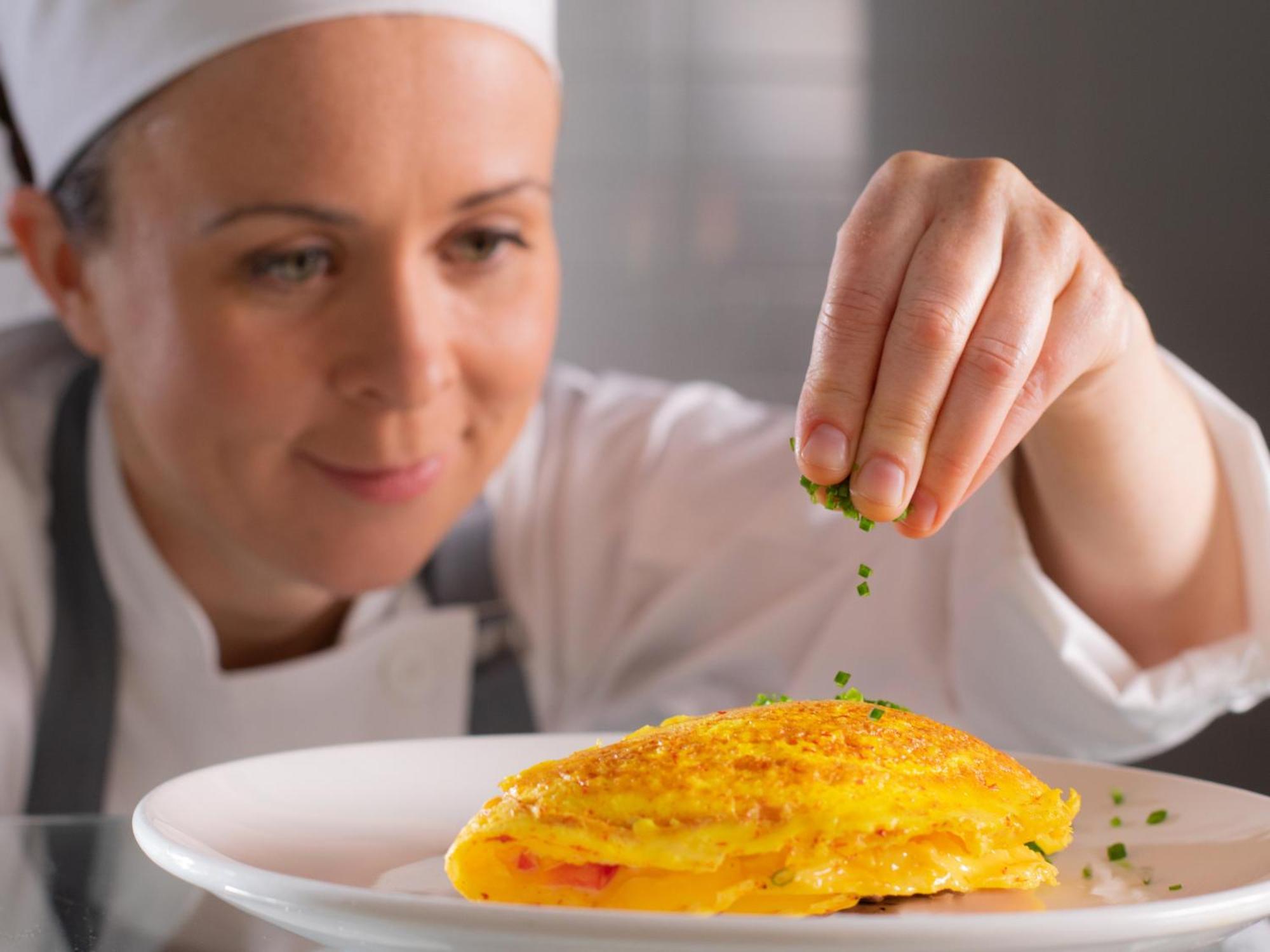Otl Gouverneur Шербрук Экстерьер фото A chef seasoning a dish