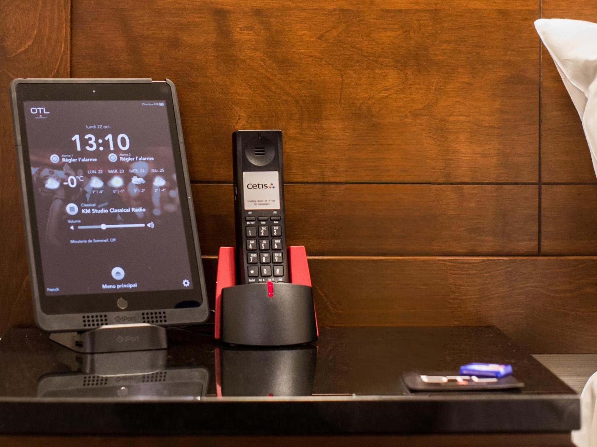 Otl Gouverneur Шербрук Экстерьер фото A phone and a tablet in a hotel room